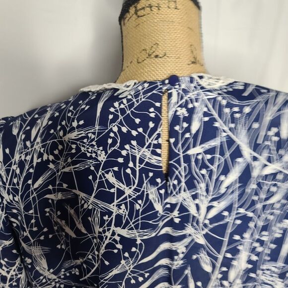 Vintage 70s Tulip Print Pleated Crochet Collar Dress - Picture 4 of 13